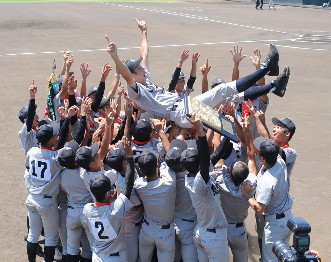 熊本北対熊本工　胴上げで3度宙に舞った田島圭介監督（撮影・片渕浩介）