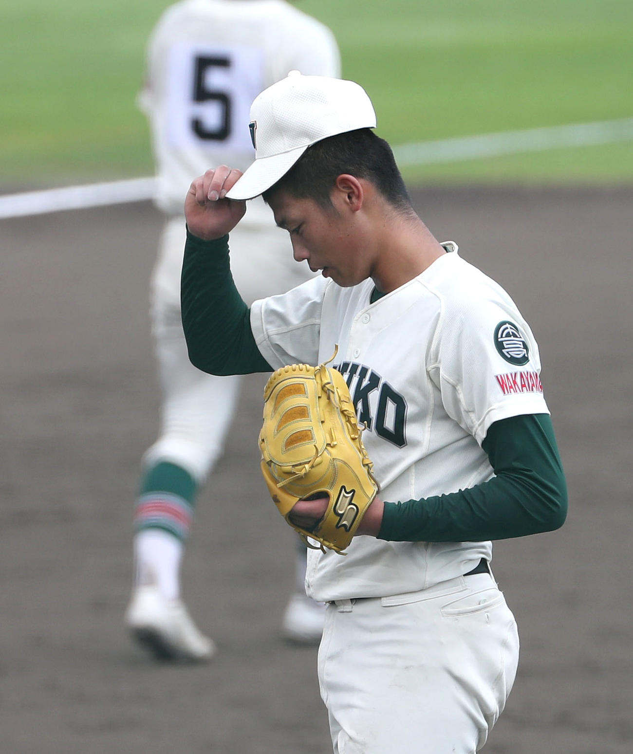 市和歌山対智弁和歌山　6回裏智弁和歌山2死満塁、高嶋に左前適時打を打たれて、うつむく市和歌山・小園（撮影・白石智彦）