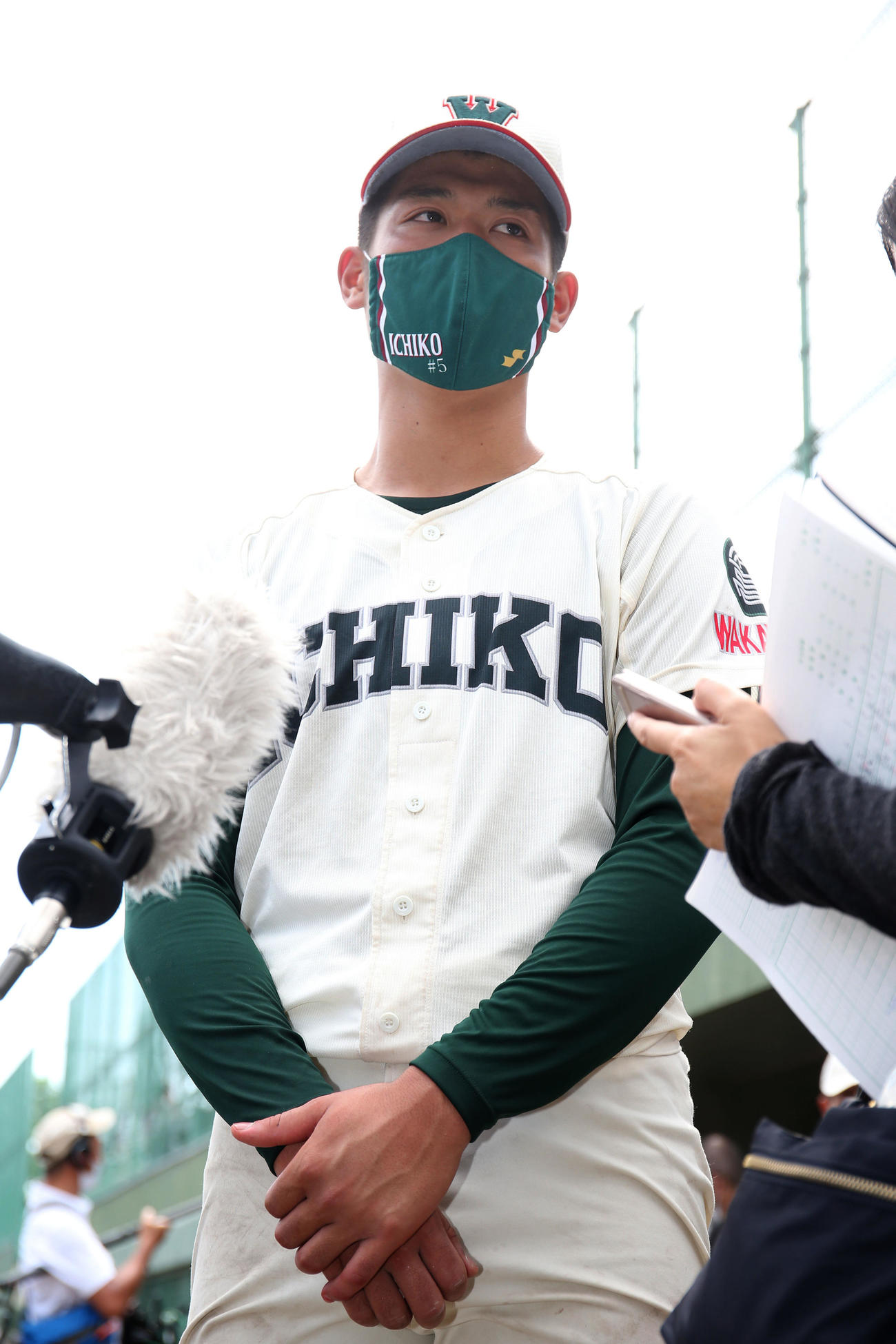 市和歌山対智弁和歌山　目を腫らしてインタビューに答える市和歌山・小園（撮影・白石智彦）