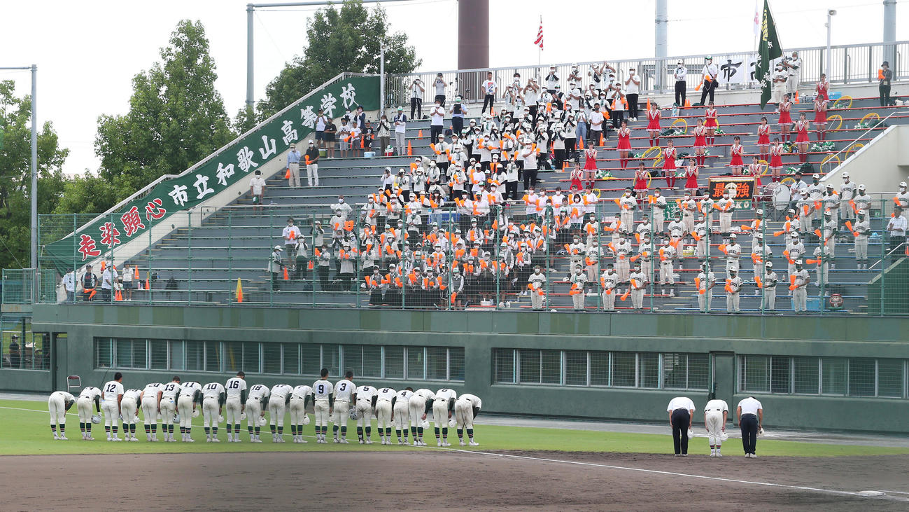市和歌山対智弁和歌山　智弁和歌山に敗れて応援席に一礼する市和歌山ナイン（撮影・白石智彦）