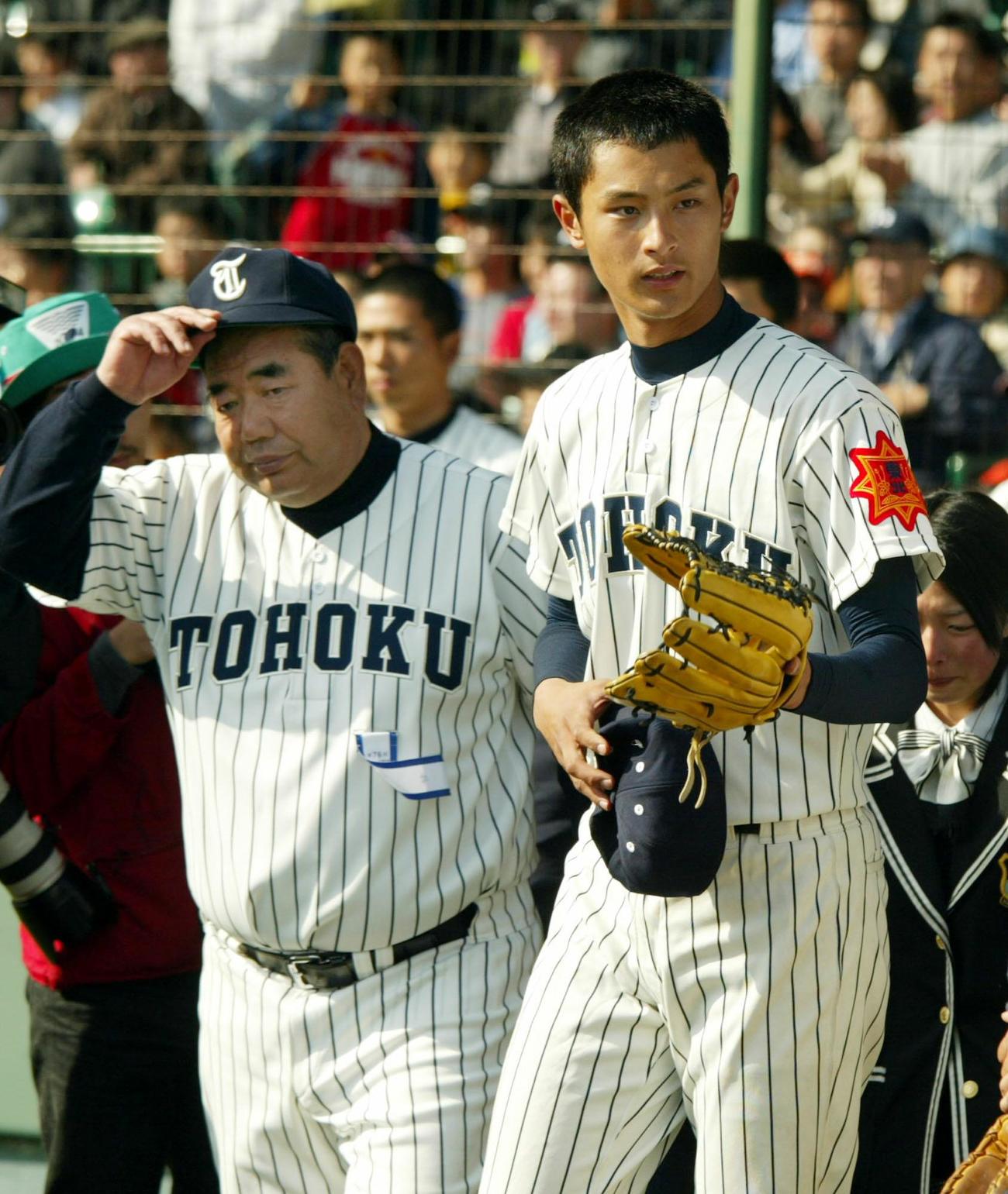 東北監督時代の若生正広氏とダルビッシュ有（2004年4月2日撮影）
