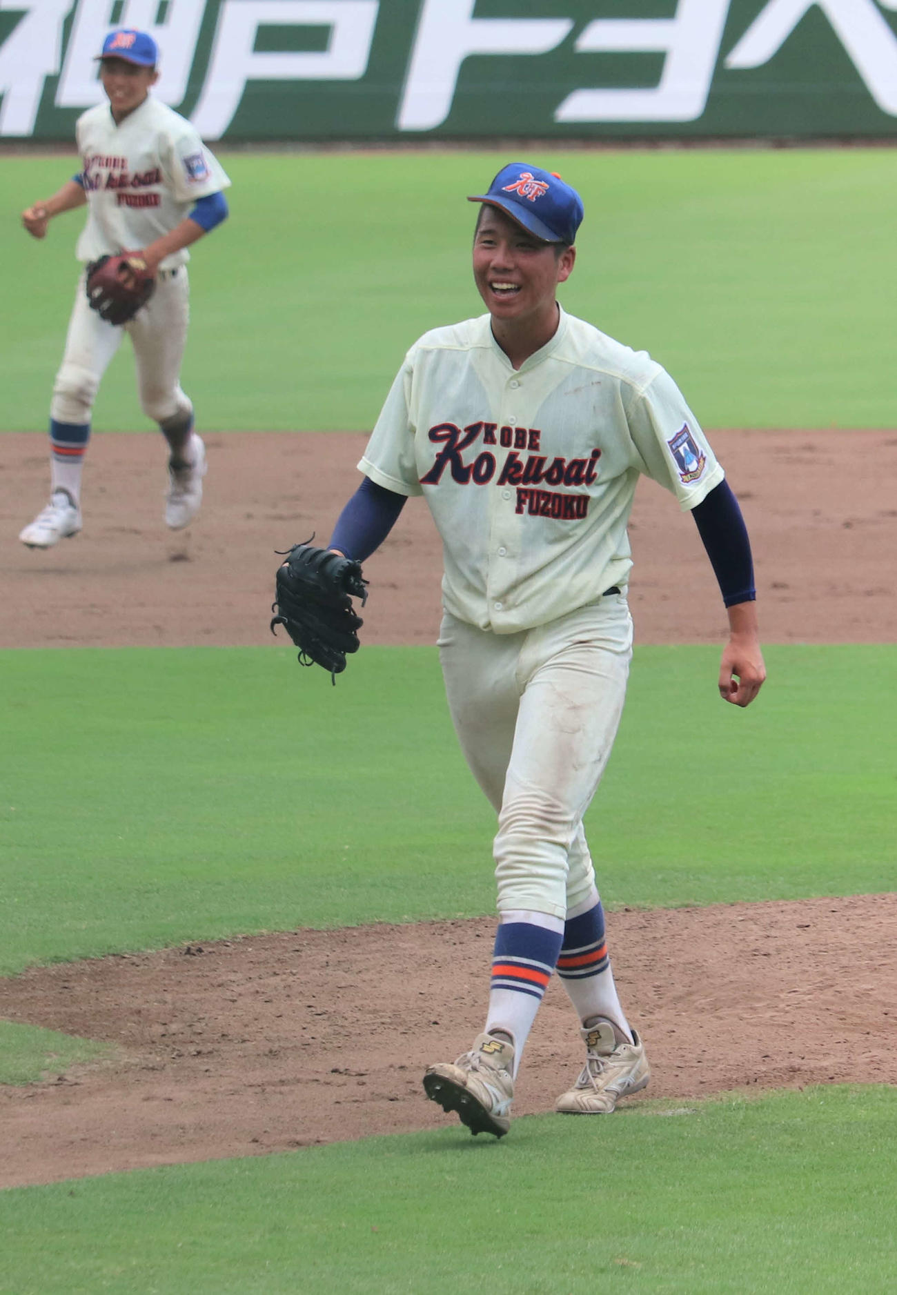 試合終了後、笑顔を見せた楠本晴紀投手（撮影・三宅ひとみ）