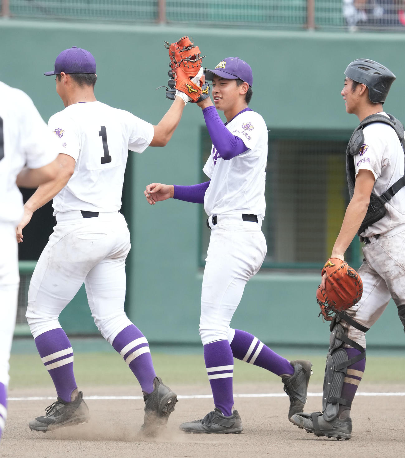 愛工大名電対東邦　試合終了、完投勝利し主将の田村俊介（左）、捕手の藤山航平（右）らとタッチを交わす愛工大名電先発の寺嶋大希（中央）（撮影・森本幸一）