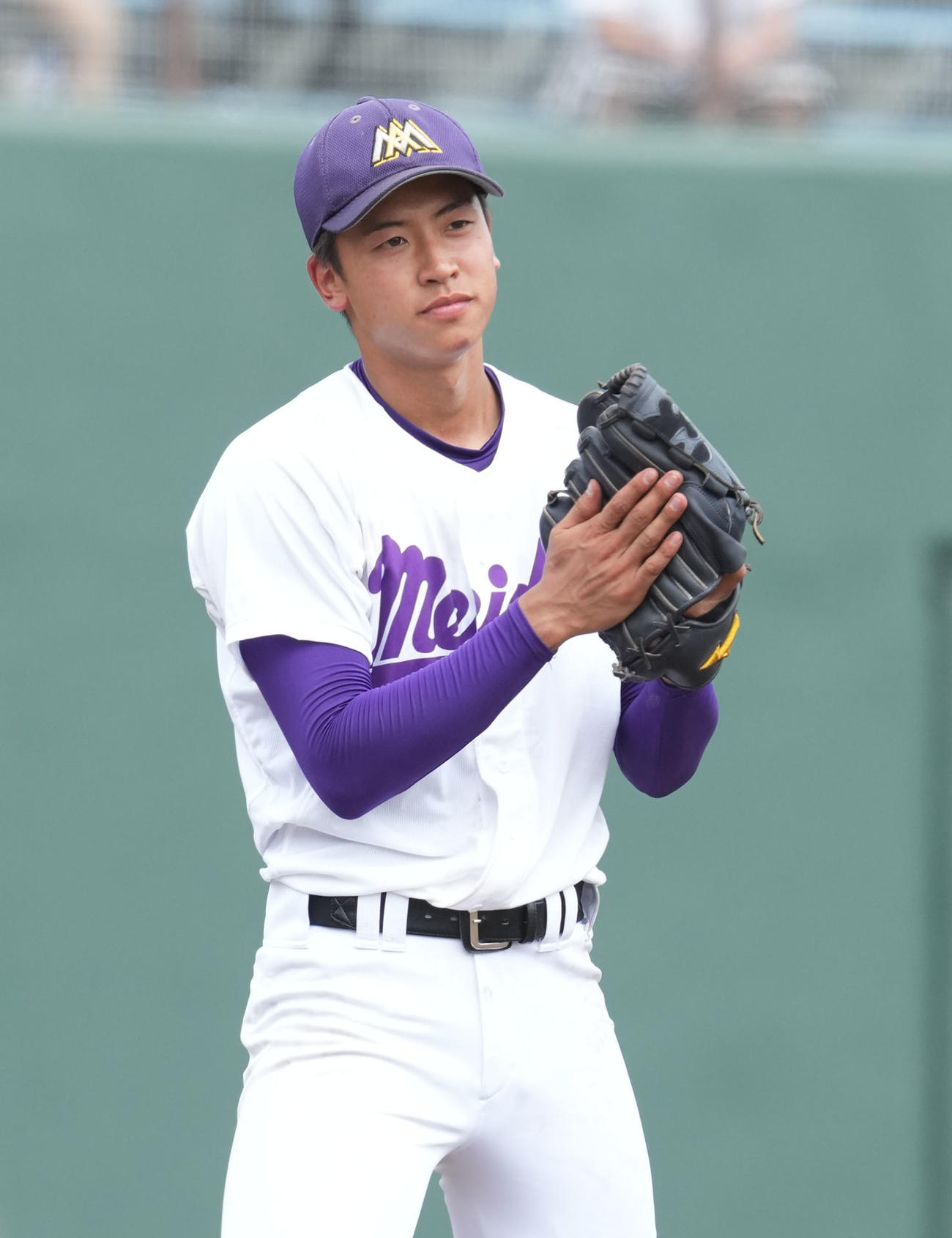 愛工大名電対東邦　試合終了、完投勝利でグラブをたたく愛工大名電先発の寺嶋大希（撮影・森本幸一）