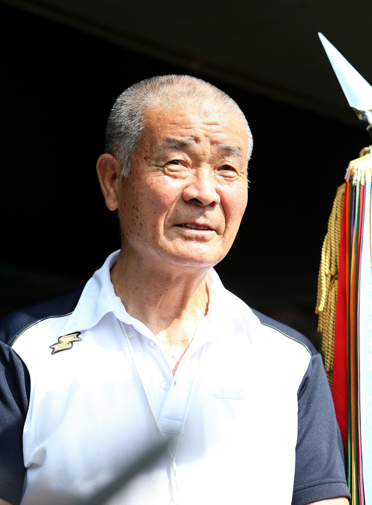 市和歌山対智弁和歌山　取材を受ける高嶋仁名誉監督（撮影・白石智彦）