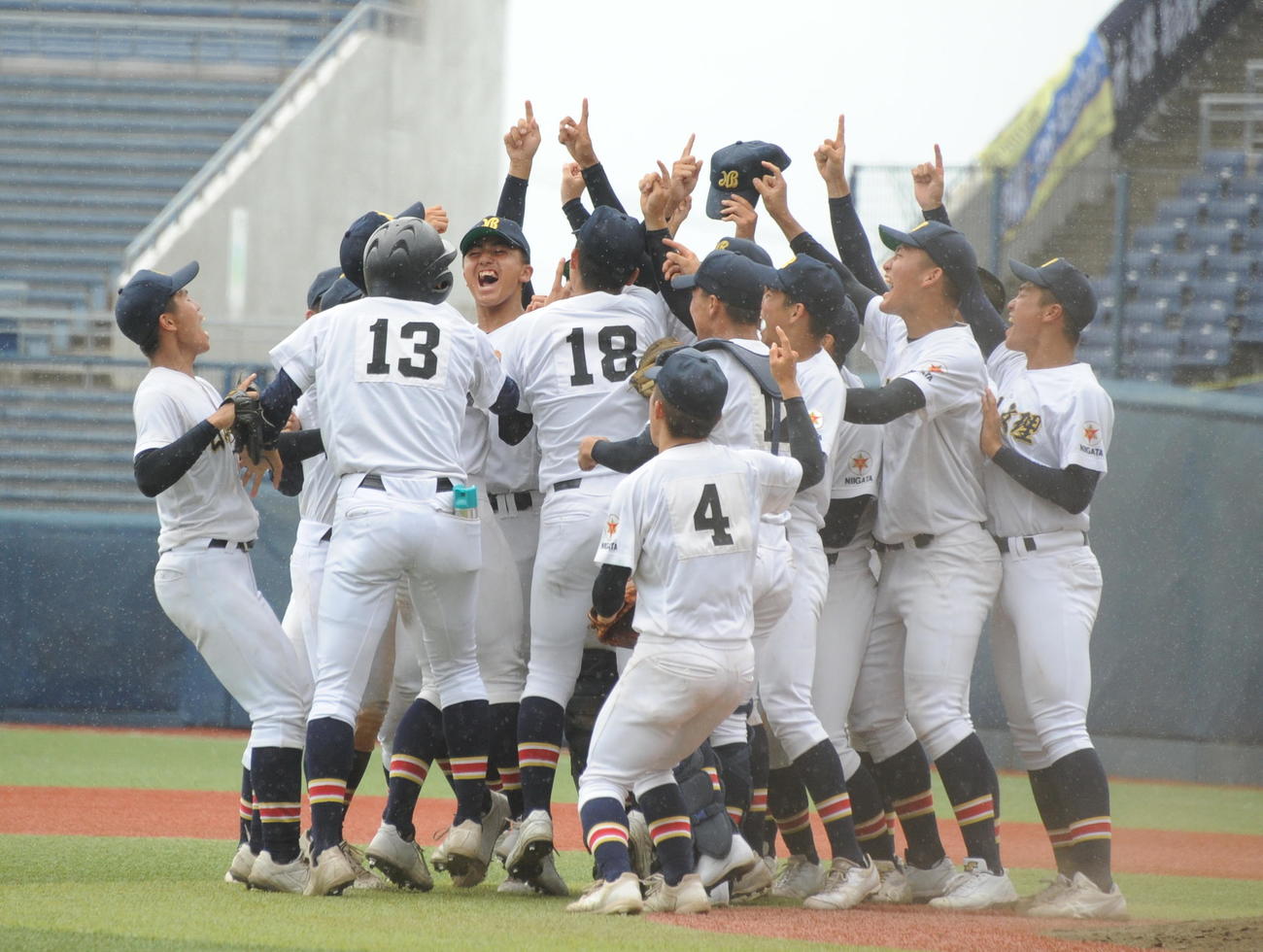 優勝を喜ぶ日本文理ナイン