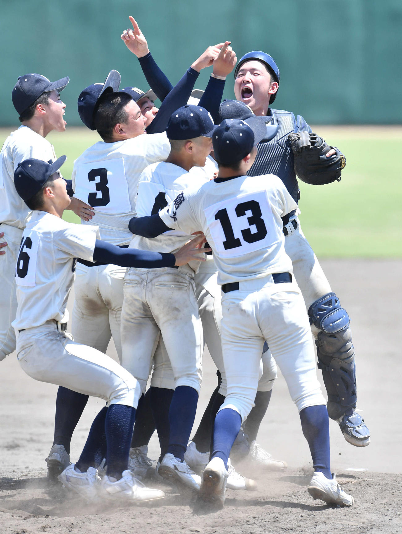 真颯館対西日本短大付　優勝を決め、マウンドで歓喜の輪をつくる西日本短大付ナイン（撮影・岩下翔太）