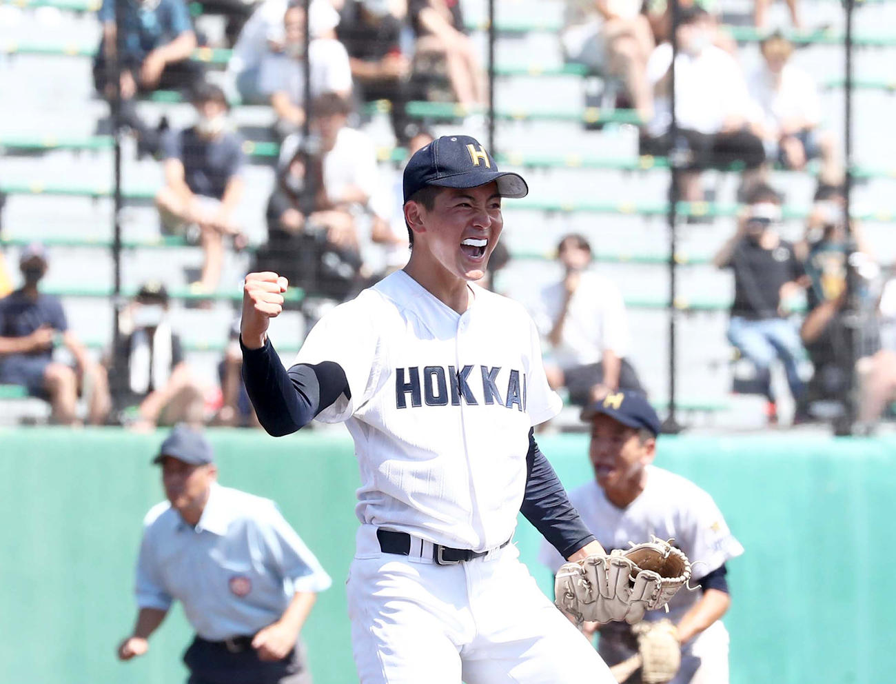 優勝し笑顔でガッツポーズの吉野（撮影・黒川智章）