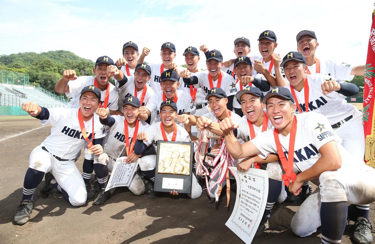 優勝し喜ぶ北海ナイン（撮影・黒川智章）