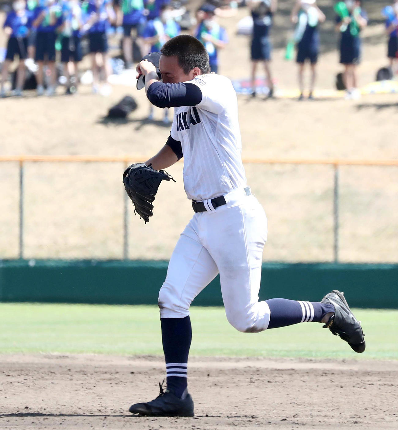 優勝し涙をぬぐいながら走りだす木村（撮影・黒川智章）