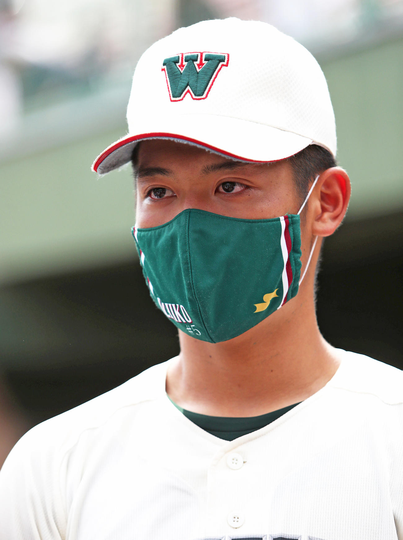決勝で敗れ目を腫らしてインタビューに答える市和歌山・小園（撮影・白石智彦）