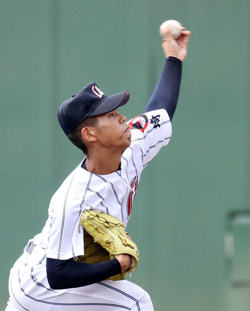 浦和学院対昌平　先発し力投する浦和学院・宮城（撮影・鈴木正人）