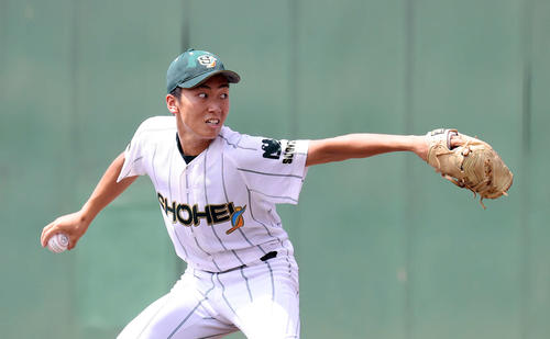 浦和学院対昌平　先発し力投する昌平・田村（撮影・鈴木正人）
