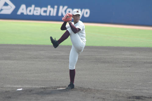 高知・森木大智投手が決勝の明徳義塾戦に先発して力投する