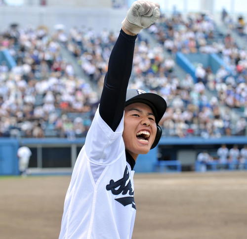 2点本塁打を放ち、応援席に向けてガッツポーズする静岡高・池田