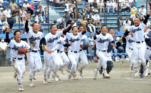 2年ぶり26度目の甲子園出場を決め、応援席へ駆けだす静岡高の選手たち