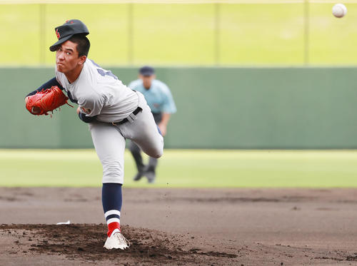 横浜創学館対横浜　力投する横浜先発の杉山（撮影・野上伸悟）