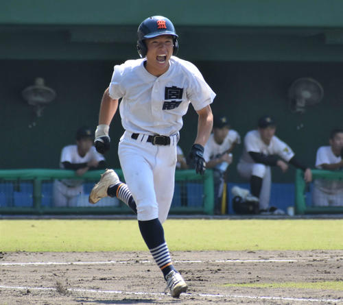 延岡学園対宮崎商　1回に右前適時打を放ち、喜びを爆発させる宮崎商・中野（撮影・只松憲）
