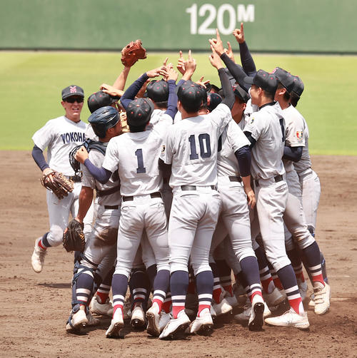 横浜創学館対横浜　優勝し喜ぶ横浜の選手たち（撮影・野上伸悟）