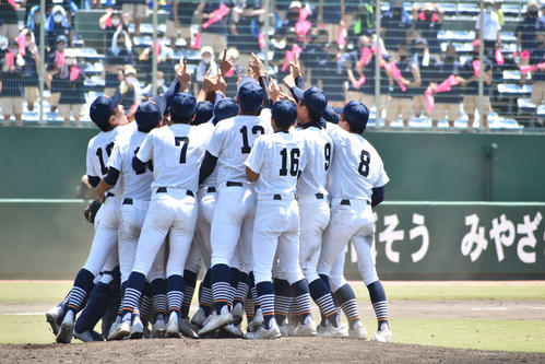 延岡学園対宮崎商　甲子園出場を決め、歓喜に沸く宮崎商ナイン（撮影・只松憲）