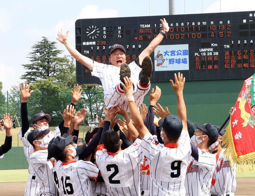 浦和学院対昌平　優勝し胴上げされる浦和学院・森監督（撮影・鈴木正人）