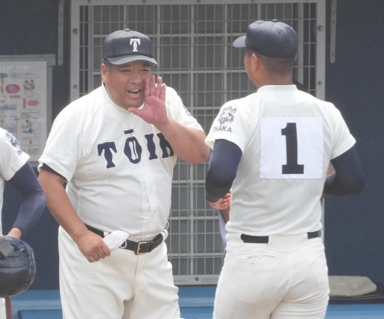 大阪大会5回戦　近大付対大阪桐蔭　3回、好投する大阪桐蔭・松浦慶斗投手（右）に声をかける西谷浩一監督（撮影・清水貴仁）
