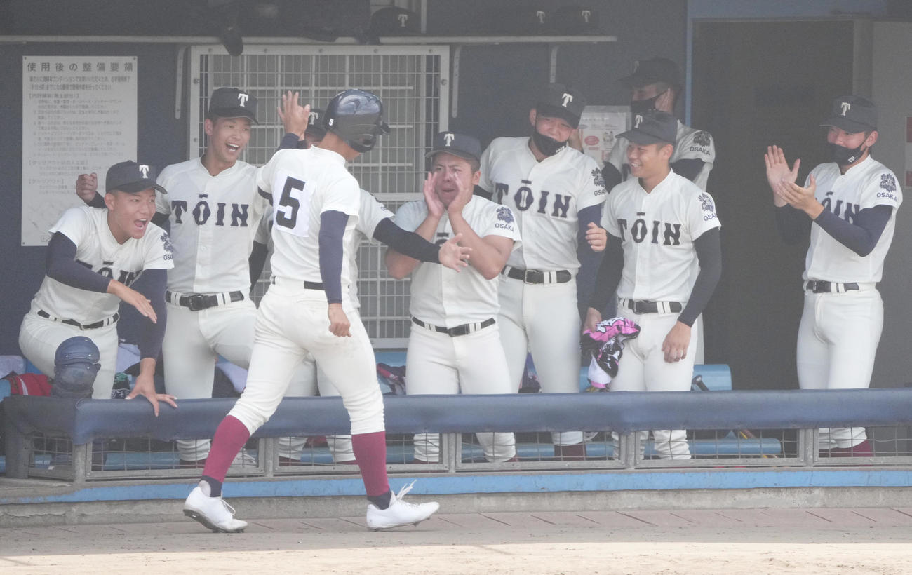 大阪大会5回戦　近大付対大阪桐蔭　2回裏大阪桐蔭1死一塁、野間翔一郎の逆転2点本塁打で生還した宮下隼輔（5）を出迎える大阪桐蔭ナイン（撮影・清水貴仁）