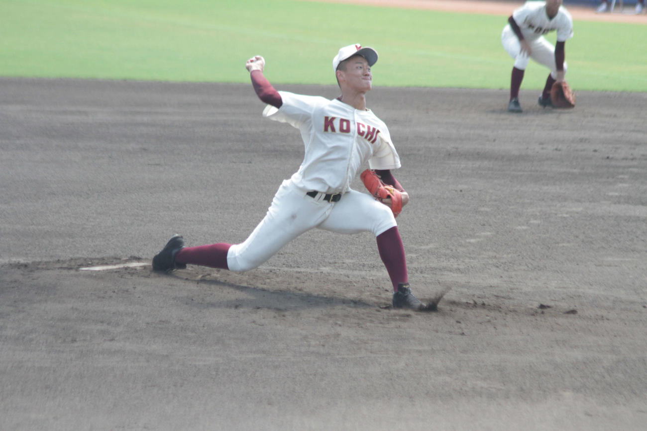 高知・森木大智投手が決勝の明徳義塾戦に先発して力投する