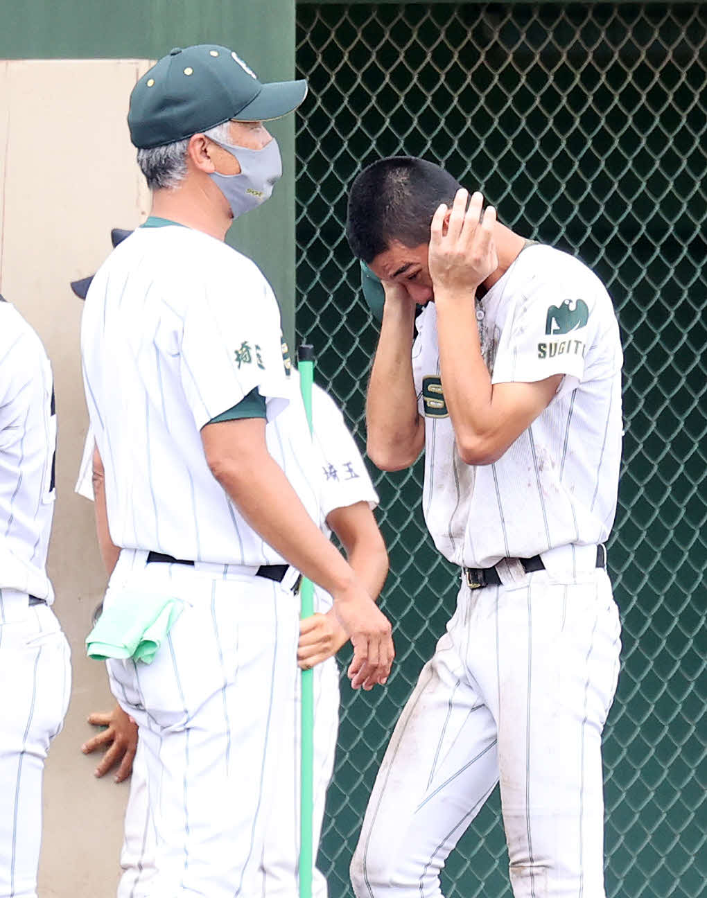 浦和学院対昌平　敗戦し涙ぐむ昌平・吉野（右）、左は黒坂監督（撮影・鈴木正人）