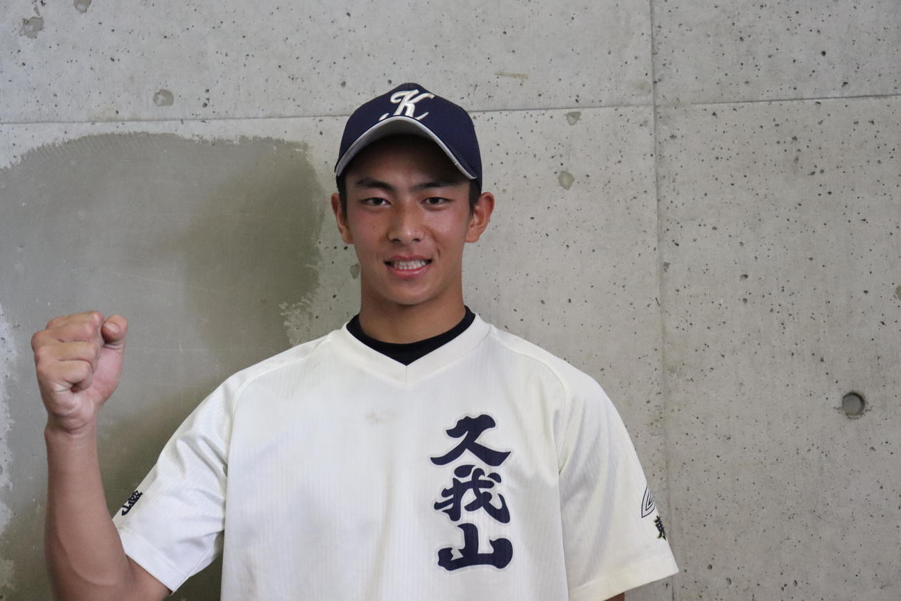 国学院久我山対明大中野八王子　試合後、りりしい表情でガッツポーズをみせる国学院久我山・下川辺隼人内野手（撮影・阿部泰斉）