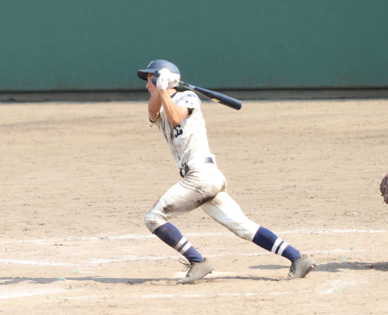 国学院久我山対明大中野八王子　9回表国学院久我山1死、二塁、勝ち越しの左越え適時二塁打を放つ下川辺隼人内野手（撮影・阿部泰斉）