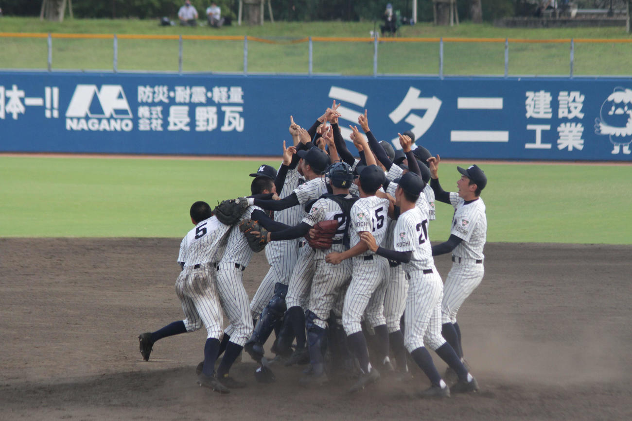 明徳義塾ナインは優勝を決めて喜びを爆発させた