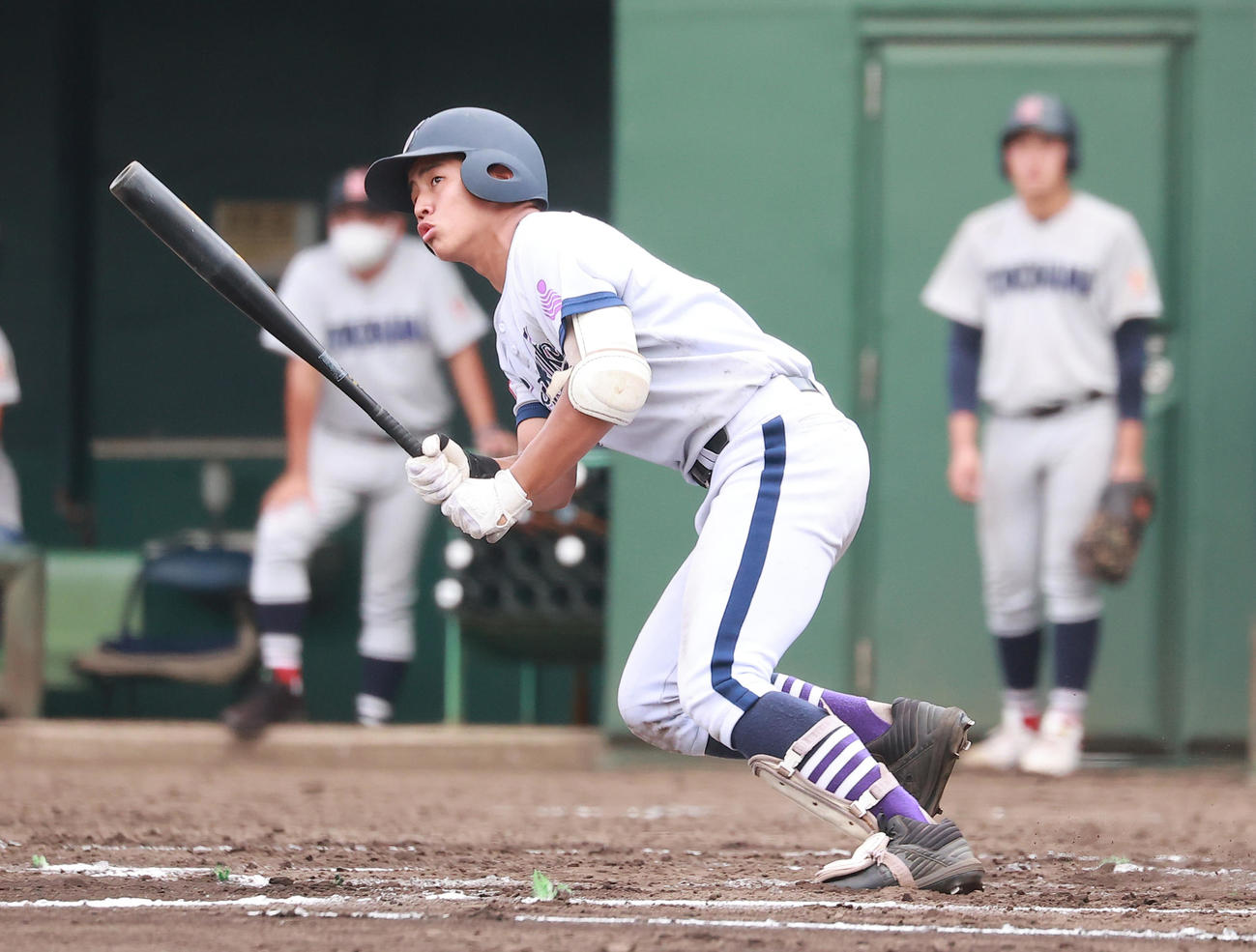 横浜創学館対横浜　7回表横浜創学館無死、左越え本塁打を放つ長井（撮影・野上伸悟）
