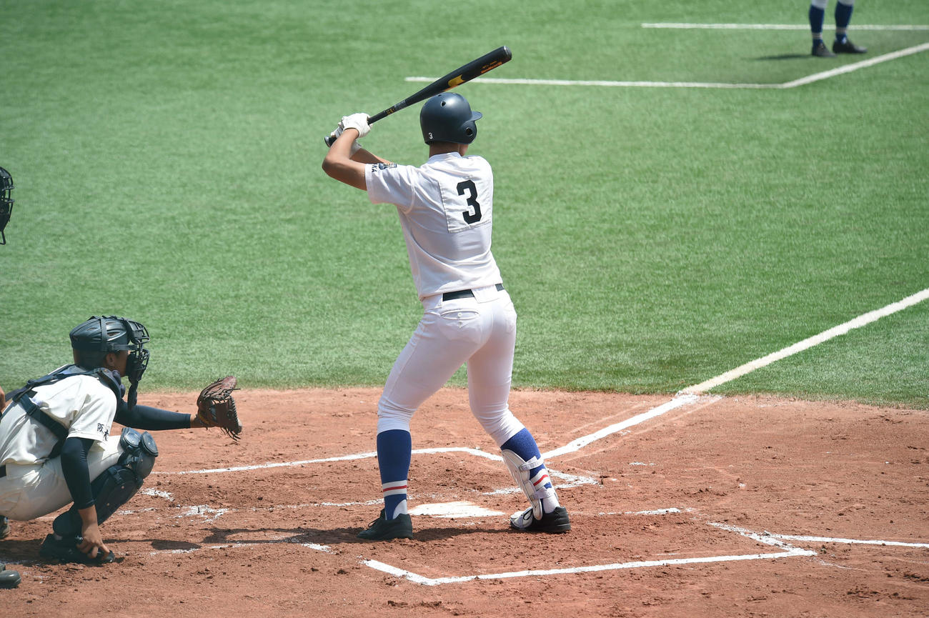 1回2死一、三塁から1打席目に立つ履正社・橘高純平内野手（2年）