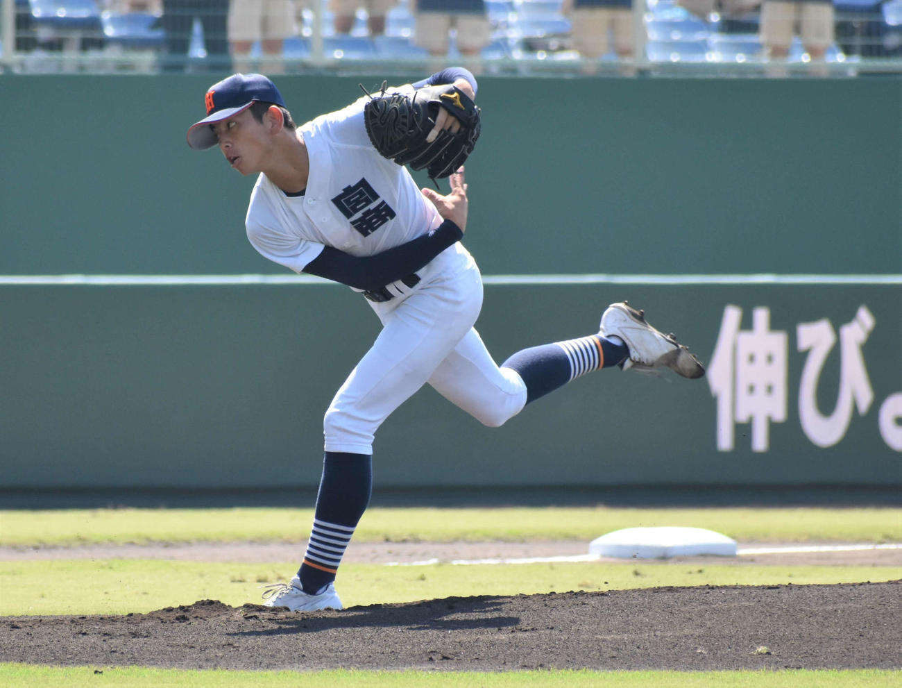 延岡学園対宮崎商　先発で力投する宮崎商・日高（撮影・只松憲）