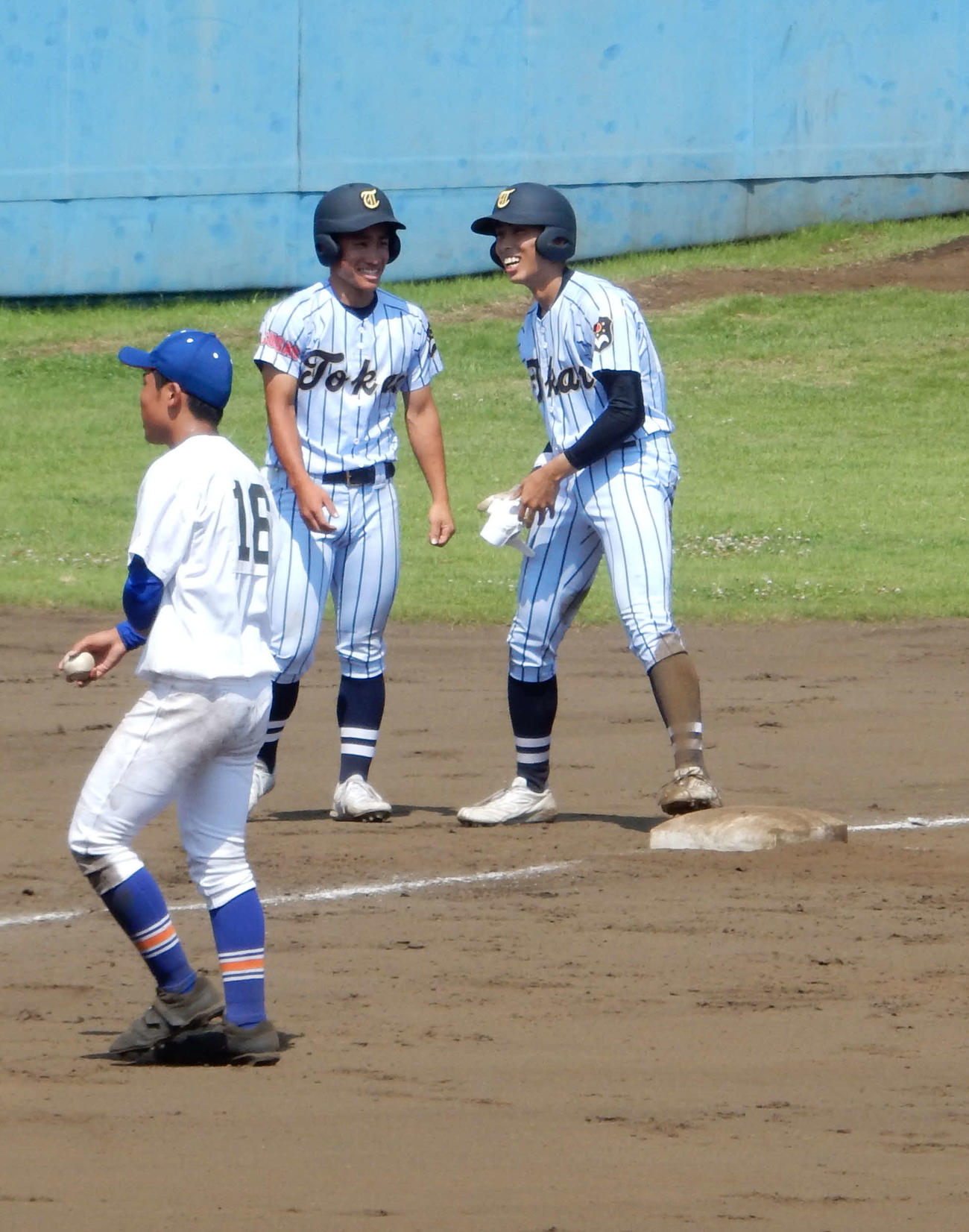 東海大管生－駒大高　東海大管生8回2死一、二塁で投手の本田（右）が右越えに三塁打を放ち、塁上でニッコリ