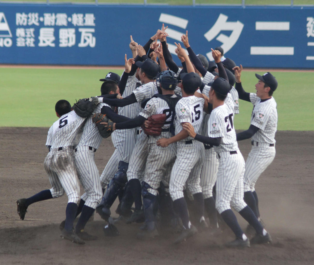 高知を破り優勝、喜びを爆発させる明徳義塾ナイン