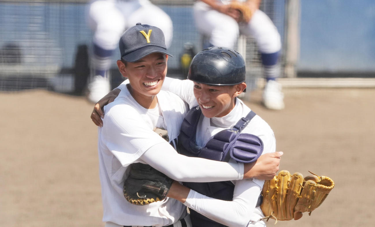 八尾対初芝立命館　完封勝利を飾り、抱き合う八尾・長尾（左）と神園捕手（撮影・清水貴仁）