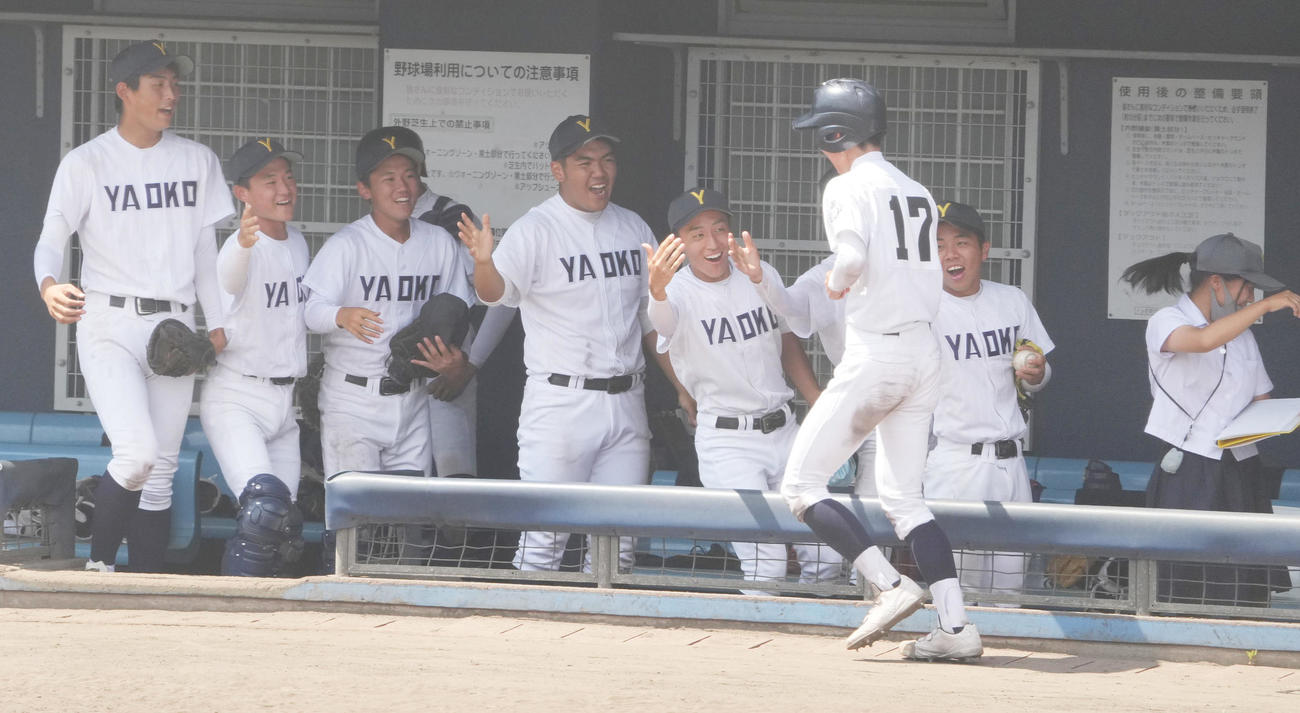 八尾対初芝立命館　5回表八尾2死二塁、嶋崎の中前適時打で生還した藤野（17）を出迎える八尾ナイン（撮影・清水貴仁）