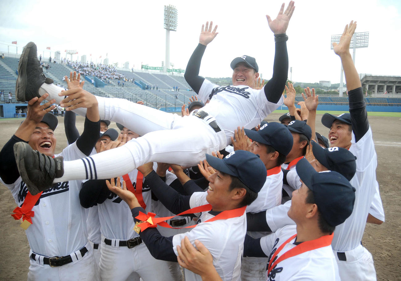 2大会連続優勝を果たし、胴上げされる静岡高の池田監督