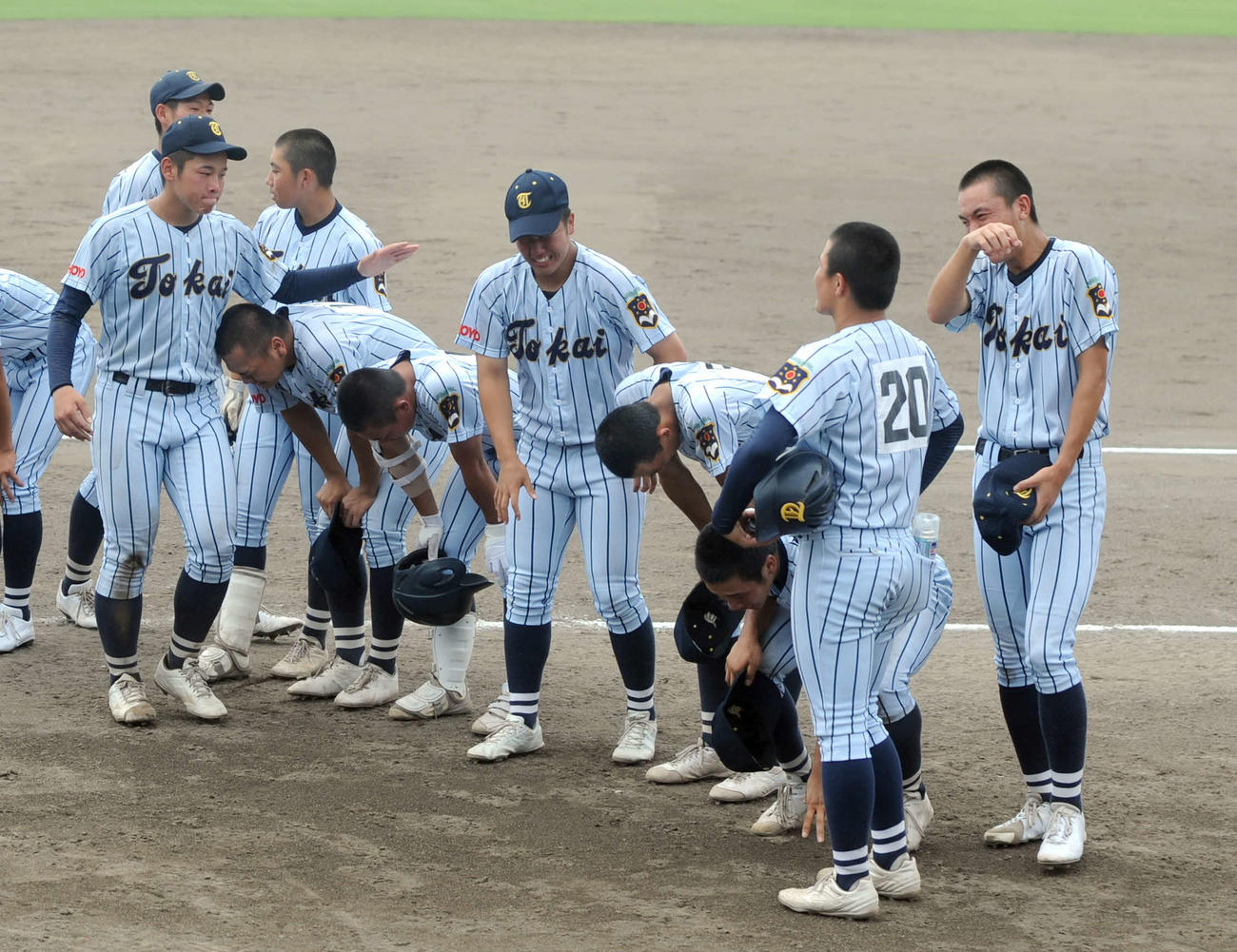 優勝を逃して涙する翔洋ナインと仲間を慰める鈴木（左端）