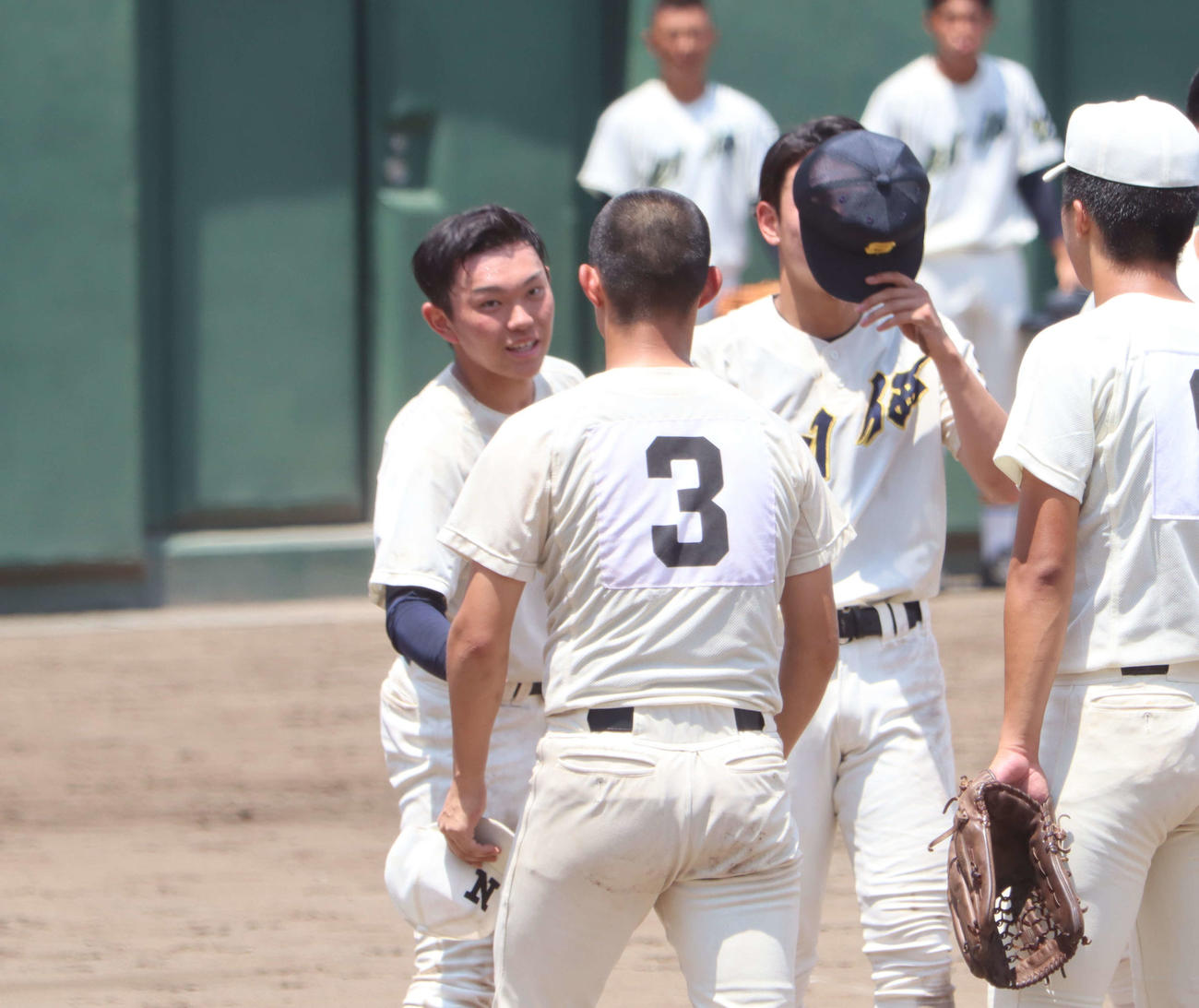 試合後、日大三の選手に声をかける創価・小松凌平主将（左）＝2021年7月28日（撮影・阿部泰斉）
