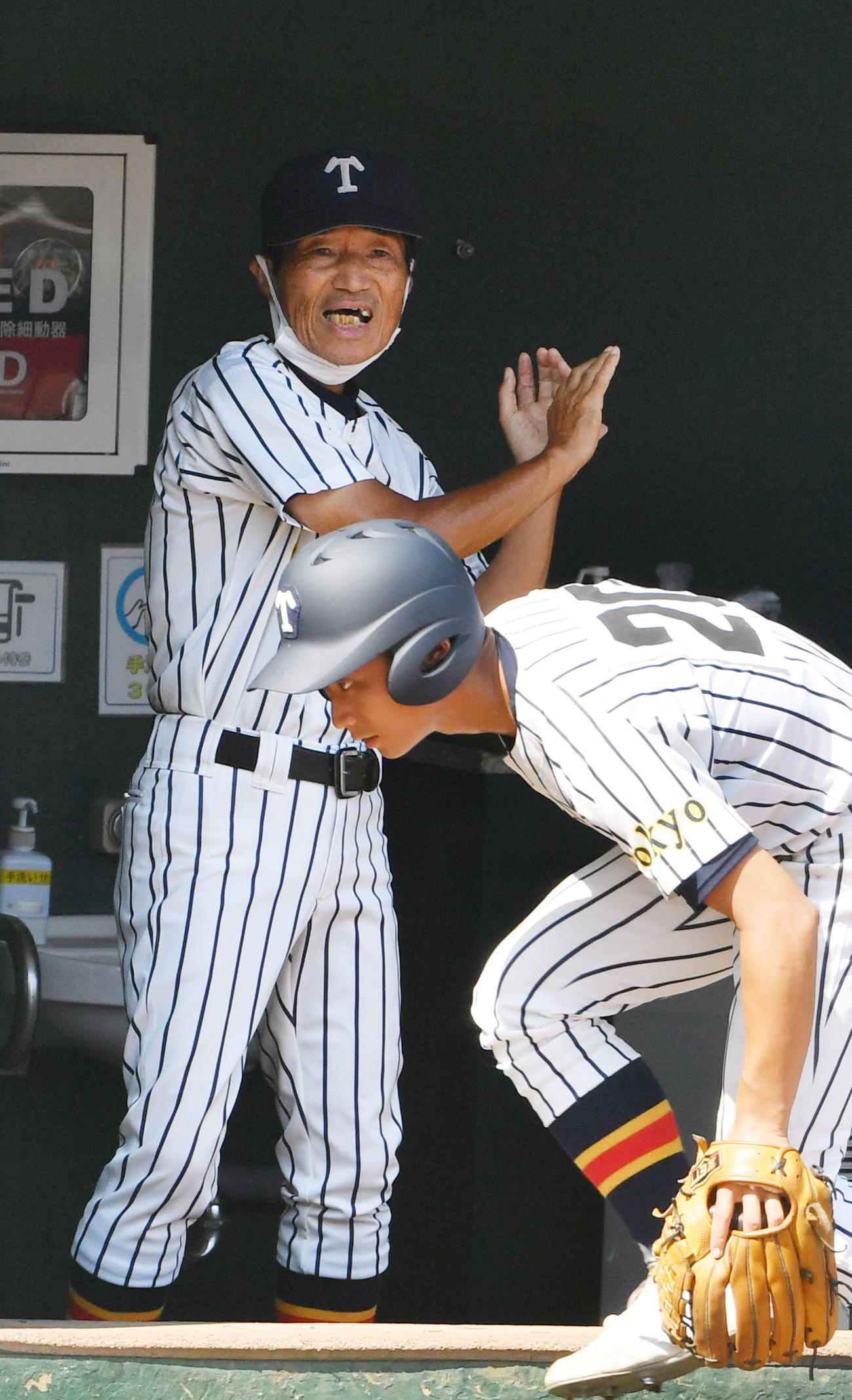 ベンチから指示を出す帝京・前田監督（撮影・柴田隆二）