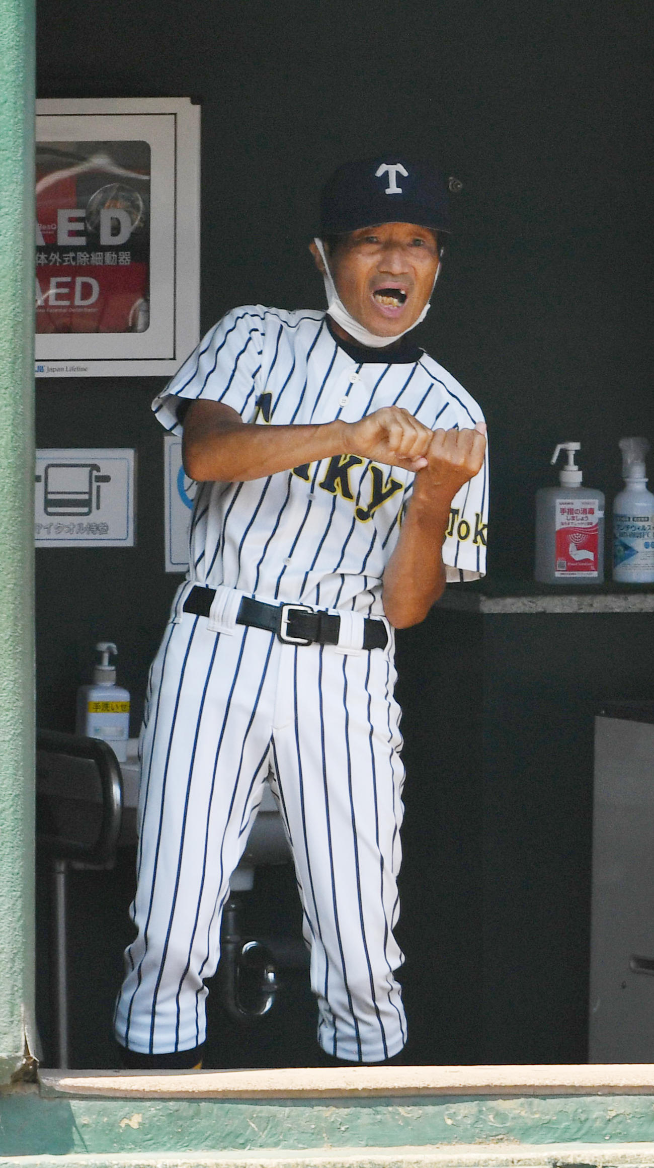 ベンチから指示を出す帝京・前田監督（撮影・柴田隆二）