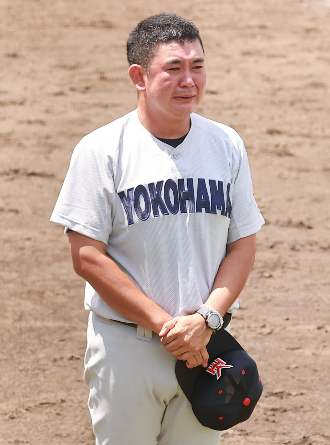 横浜創学館対横浜　優勝し、応援席へのあいさつで感極まる横浜・村田監督（撮影・野上伸悟）