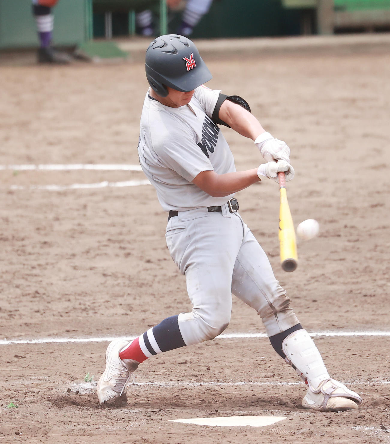 横浜創学館対横浜　8回裏横浜1死二塁、中越え適時二塁打を放つ立花（撮影・野上伸悟）