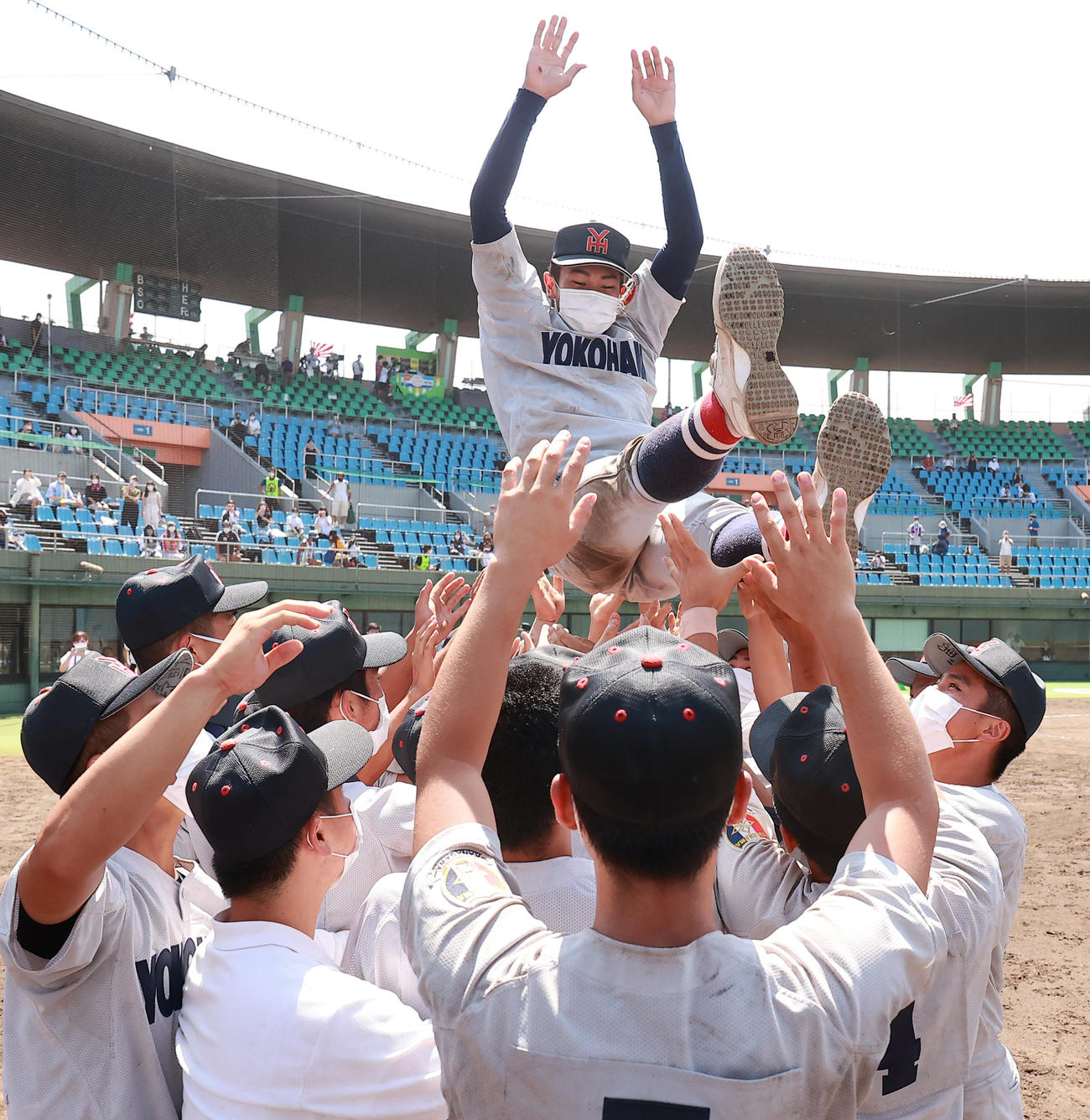 横浜創学館対横浜　優勝し仲間に胴上げされる横浜・安達主将（撮影・野上伸悟）