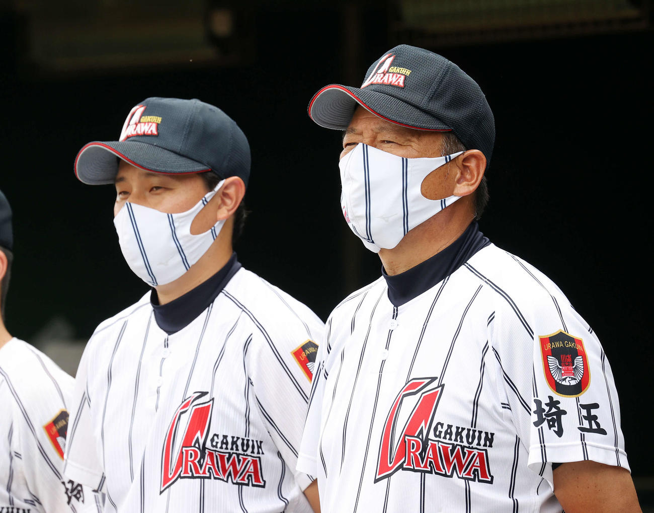 浦和学院対昌平　閉会式を見つめる浦和学院・森監督（右）と森部長（撮影・鈴木正人）