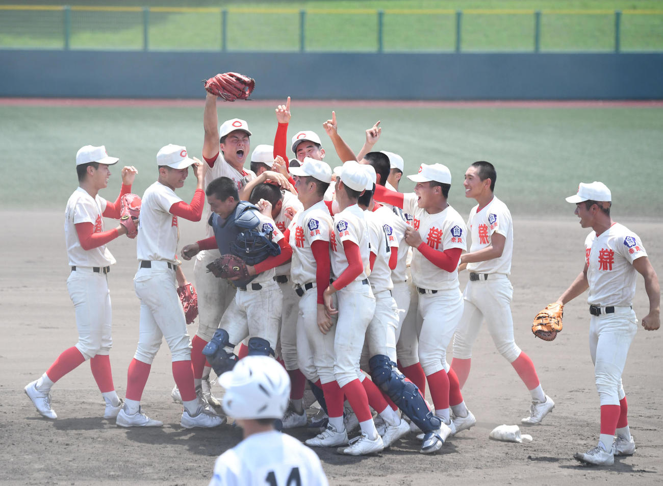 高校野球奈良県大会　優勝を決め、喜ぶ智弁学園ナイン。グラブを高く突き上げているのは前川右京（左から3人目）（撮影・滝沢美穂子）　