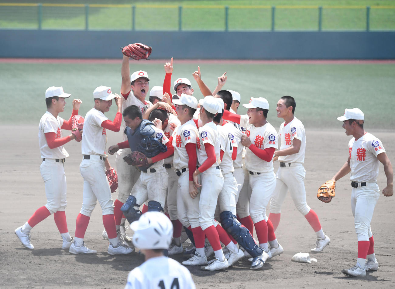 優勝を決め、グラブを高く突き上げ喜ぶ前川（左から3人目）ら智弁学園ナイン（撮影・滝沢美穂子）　